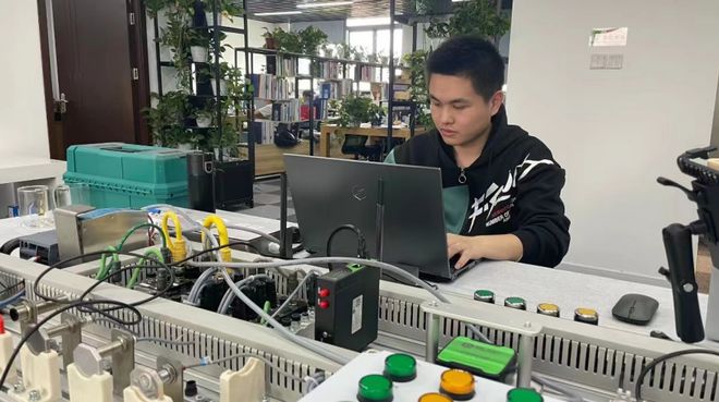 連摘三金！長(zhǎng)寧代表隊(duì)在上海市第一屆職業(yè)技能大賽網(wǎng)絡(luò)技術(shù)開發(fā)項(xiàng)目表現(xiàn)搶眼